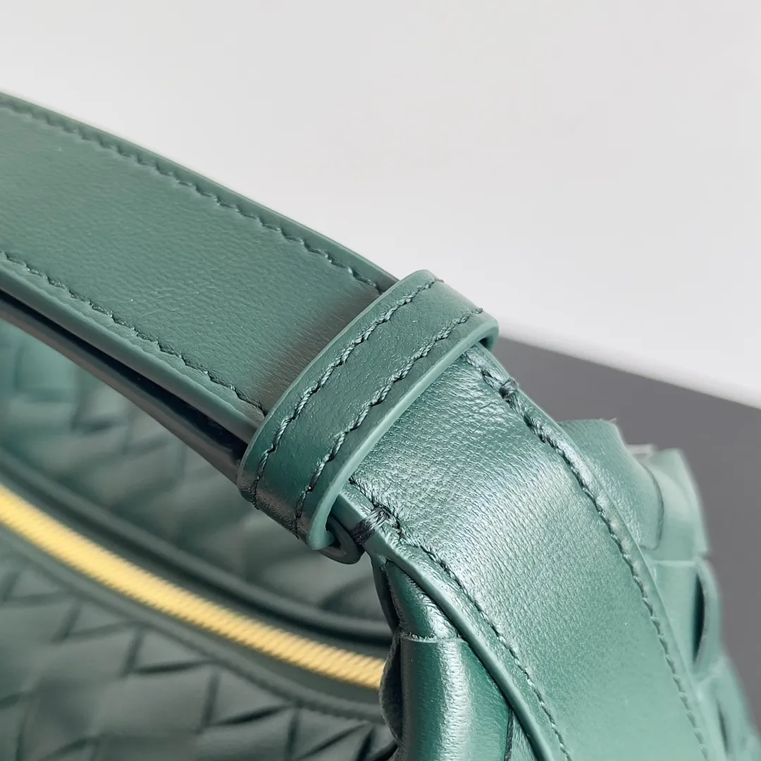 Batch 1360 It is predicted that BV Bottega’s lunch bag will be popular again this year. The entire bag is made of top nappa lambskin, which is very soft and lightweight. It also uses the intrecciato weaving process that the two founders spent several months developing from the beginning of the brand. It is completely hand-woven by Italian craftsmen. It perfectly reflects the craftsmanship of Bottega. The entire bag shape is also a very practical and popular lunch box bag type. The slightly curved arc of the bag mouth can also better fit our wrists. Style number: 754443 Size: 22*13*9